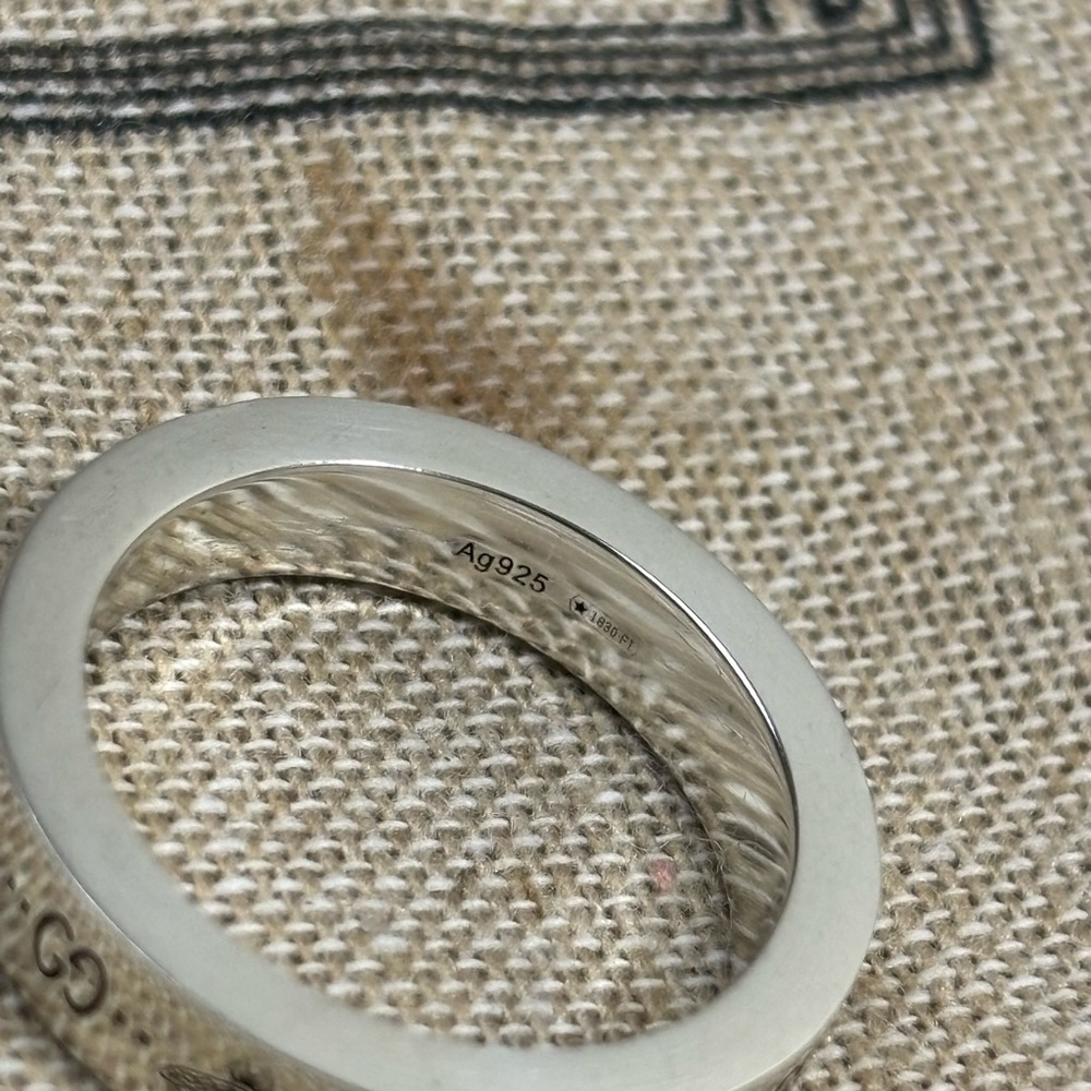 Gucci GG and Bee Engraved Silver Ring - Picture 6 of 9